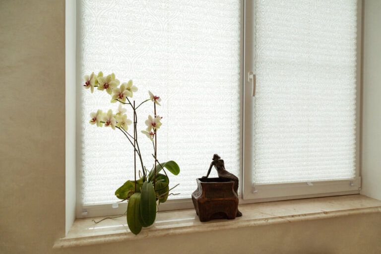 Jakie kleje i fugi stosować przy montażu parapetów kamiennych?