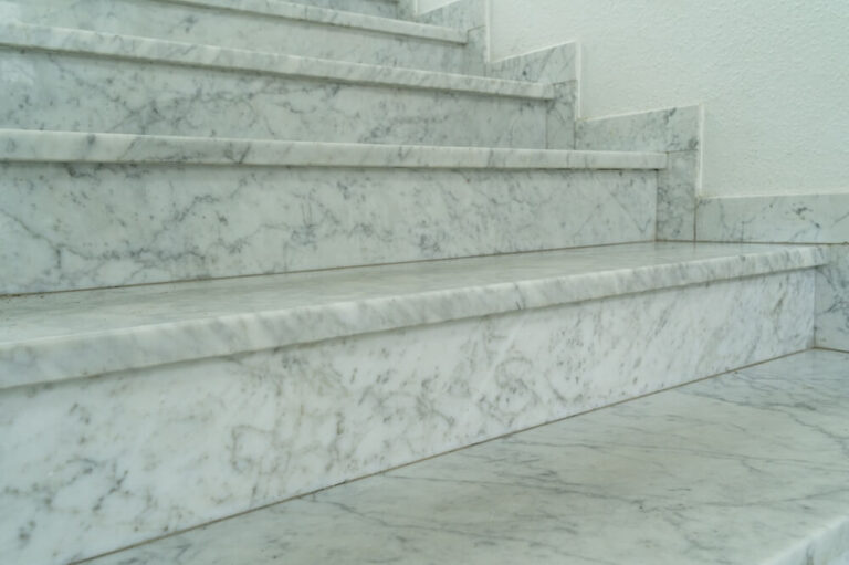 Marmur w przestrzeniach publicznych – luksus i trwałość w jednym